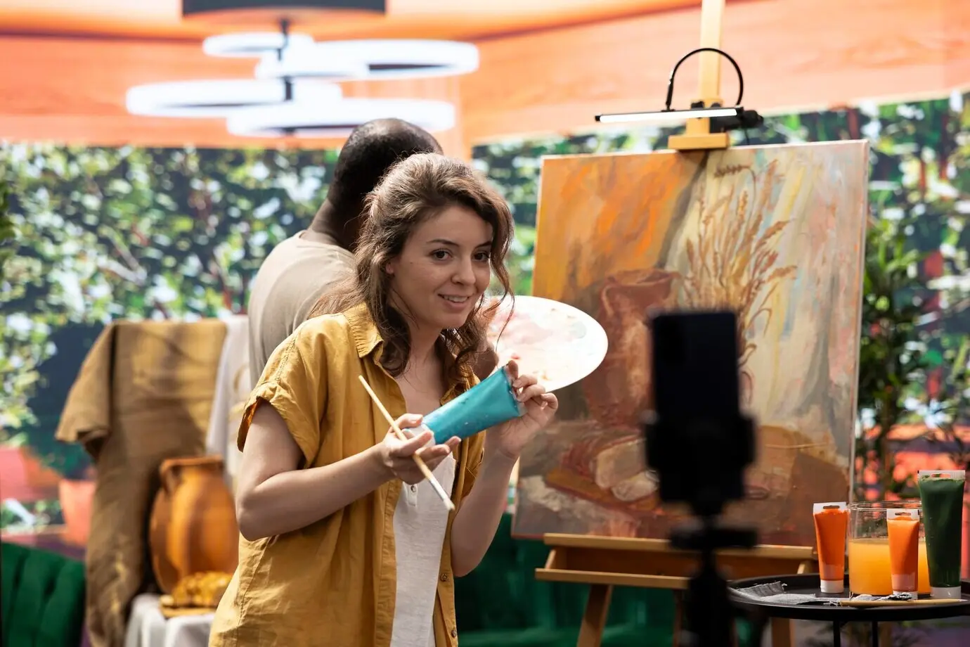 Eine Künstlerin erklärt in einem Online-Tutorial die verwendeten Maltechniken.