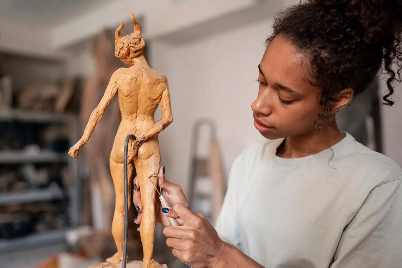 Seitenansicht einer Frau beim Modellieren von Ton.